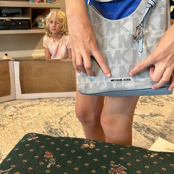 Michael Kors slouchy shoulder bag in pale blue with suede front and leather - Picture 3 of 7